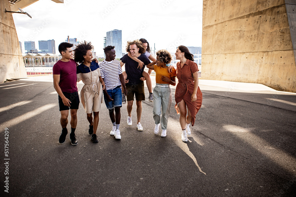 © Xavier Lorenzo - United group of multiracial young friends walking on city street - Millennial diverse best friends enjoying free time together in summer holidays