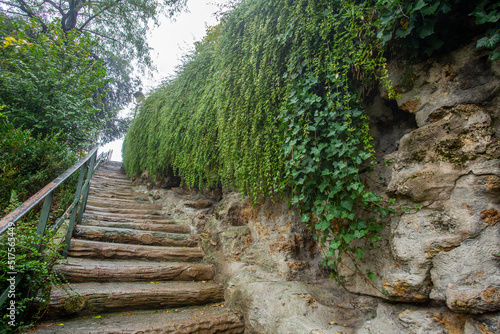 Cuadro en lienzo Amazing view in park next to Sacre-Couer  basilica ( cathedral)  -  stone path -