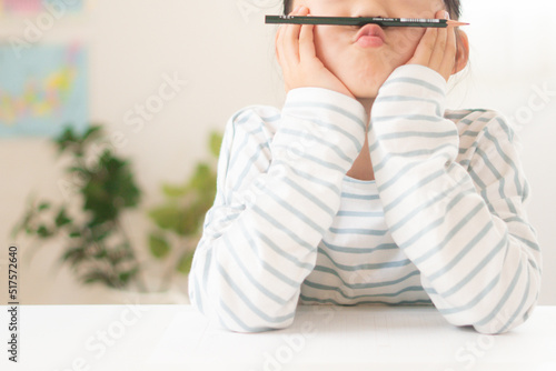 Fotografie 勉強がつまらない小学生の女の子の写真