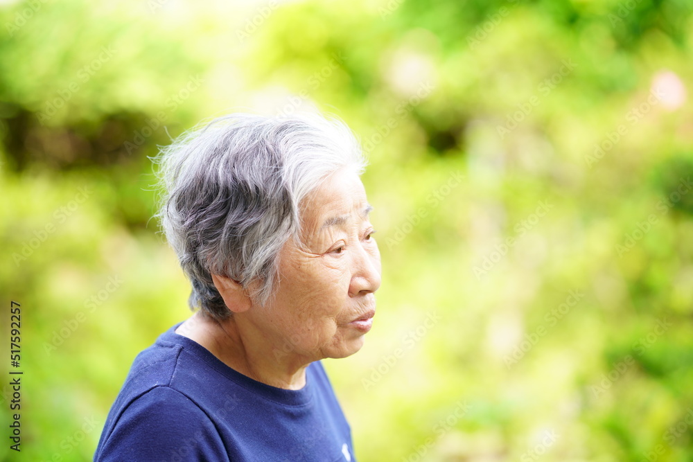 微笑む高齢女性 微笑む高齢女性