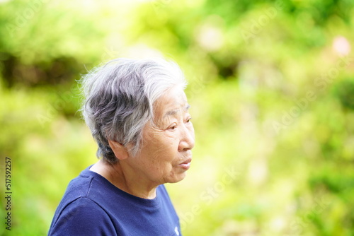 微笑む高齢女性