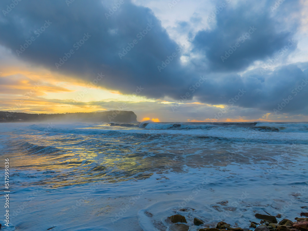 Obraz premium Sunrise at the seaside with large and powerful sets