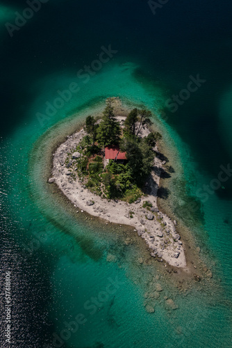 Drohnenaufnahme vom Eibsee mit sicht auf eine Insel © Matthias