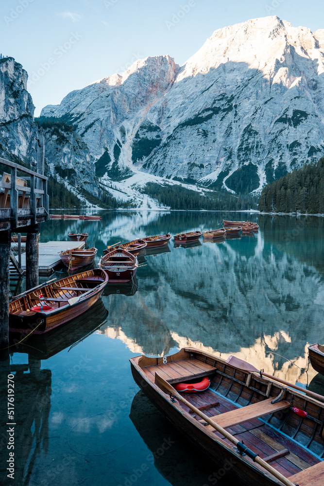 Boote am Pragser Wildsee in Italien Landschaftsaufnahme