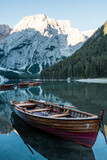 Boote am Pragser Wildsee in Italien Landschaftsaufnahme