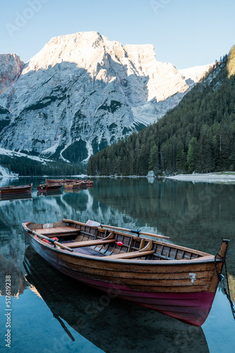 Boote am Pragser Wildsee in Italien Landschaftsaufnahme © Matthias