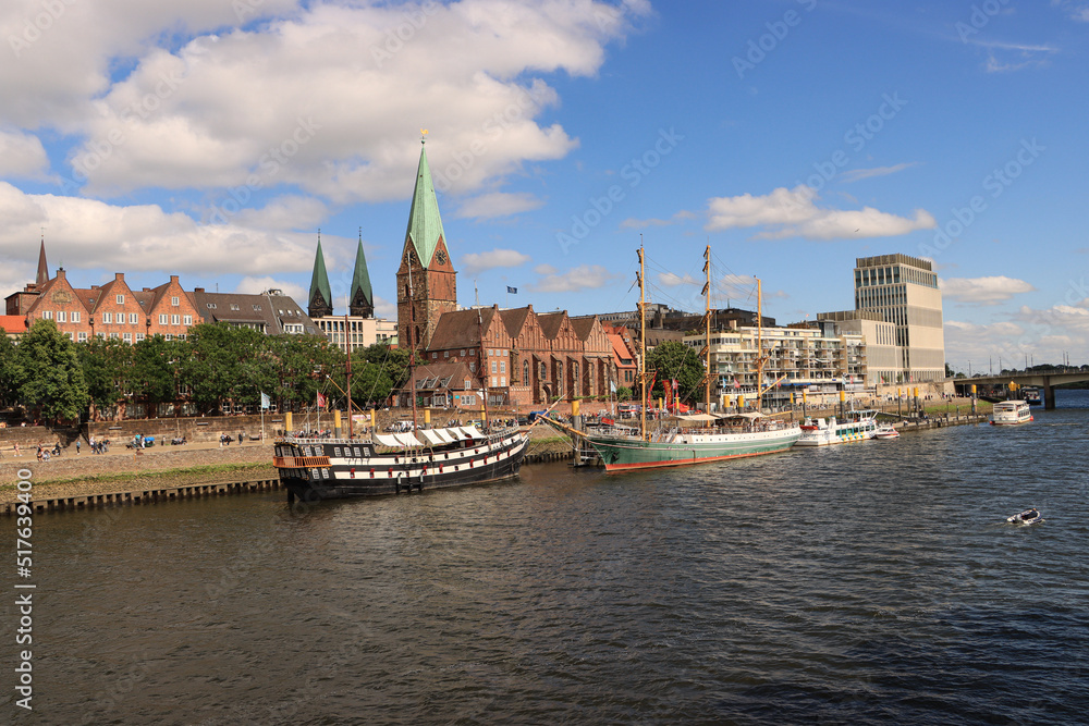 Hansestadt Bremen; Weserpromenade Schlachte mit Martinikirche Hansestadt Bremen; Weserpromenade Schlachte mit Martinikirche