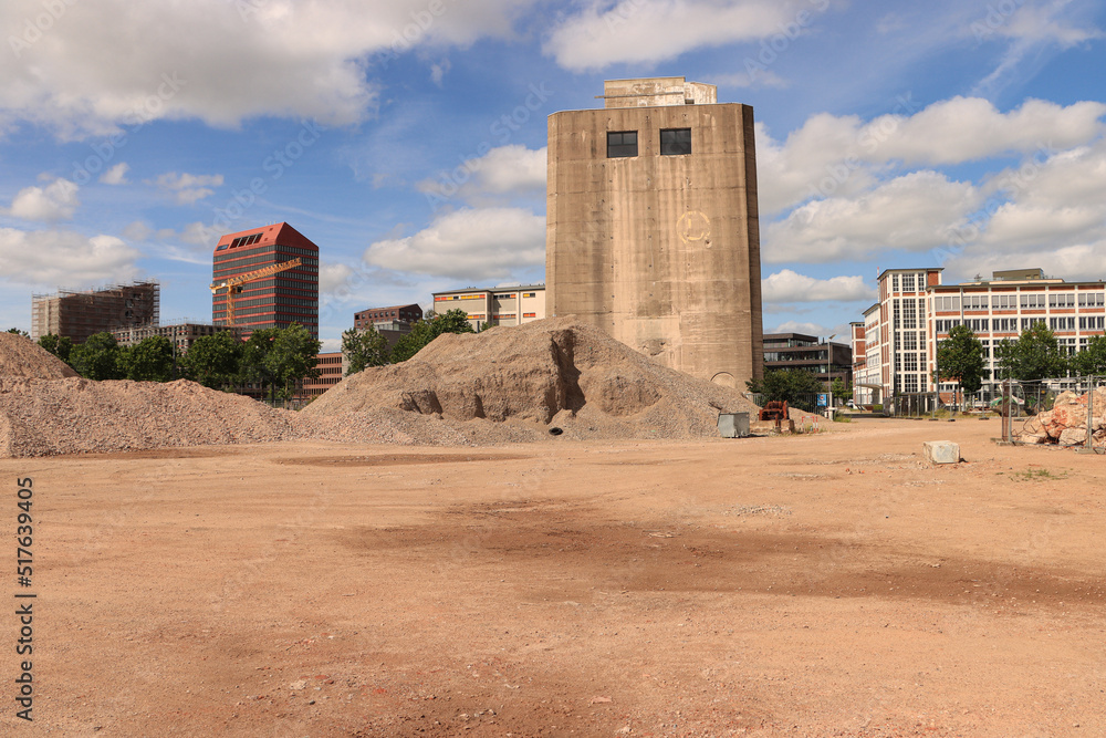 Vergangenheit und Zukunft in der Bremer Überseestadt, Baufeld am Muggenburg Hochbunker im Sommer 2022 Vergangenheit und Zukunft in der Bremer Überseestadt, Baufeld am Muggenburg Hochbunker im Sommer 2022
