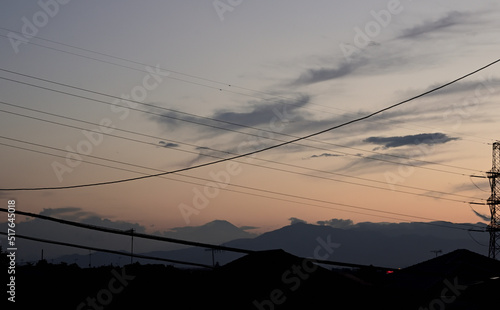 街から見える夕空の中の富士