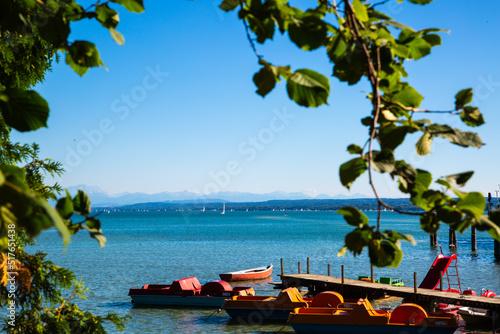 Foto Ammersee in summer, with pedal boats and steamboat