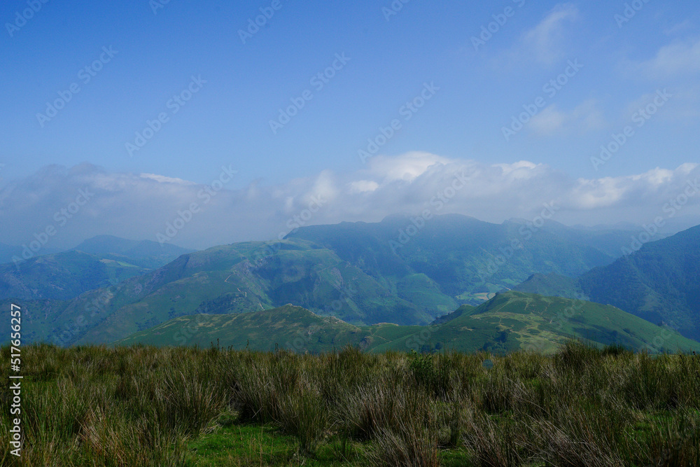 Panorama sur la chaîne des Pyrénées depuis le sommet de la montagne Artzamendi, à Itxassou, au Pays Basque