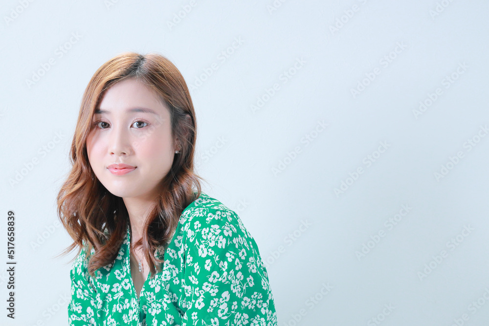 カメラ目線で笑みを浮かべた若い女性 カメラ目線で笑みを浮かべた若い女性