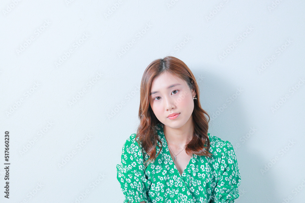 緑のワンピースを着たカメラ目線の若い女性 緑のワンピースを着たカメラ目線の若い女性