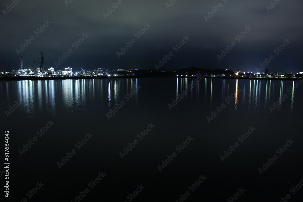 Obraz premium コンビナート夜景！山口県周南市 SDGs地球環境と地球のミライ えんとつ町
