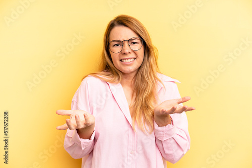 Fotografía blonde pretty woman feeling clueless and confused, not sure which choice or opti