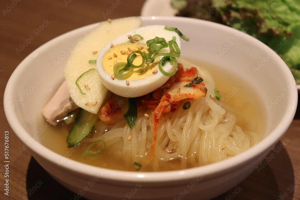 茹で卵を乗せた韓国冷麺 茹で卵を乗せた韓国冷麺
