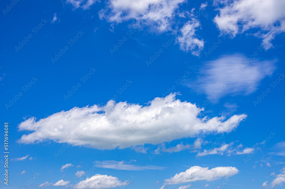 Obraz premium Hintergrund aus Wolkengebilden vor blauem Himmel.