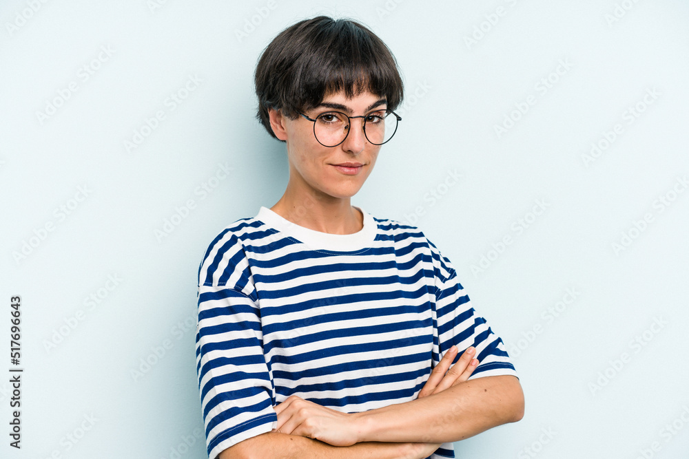 Young caucasian woman with a short hair cut isolated suspicious, uncertain, examining you.