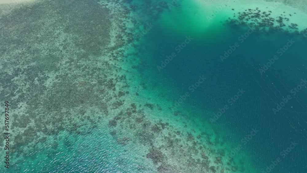 エメラルドブルーの珊瑚礁 空撮 エメラルドブルーの珊瑚礁 空撮