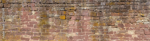 Alte, stark verwitterte Panorama Steinmauer aus verschiedenen, viereckig behauenen Natursteinen