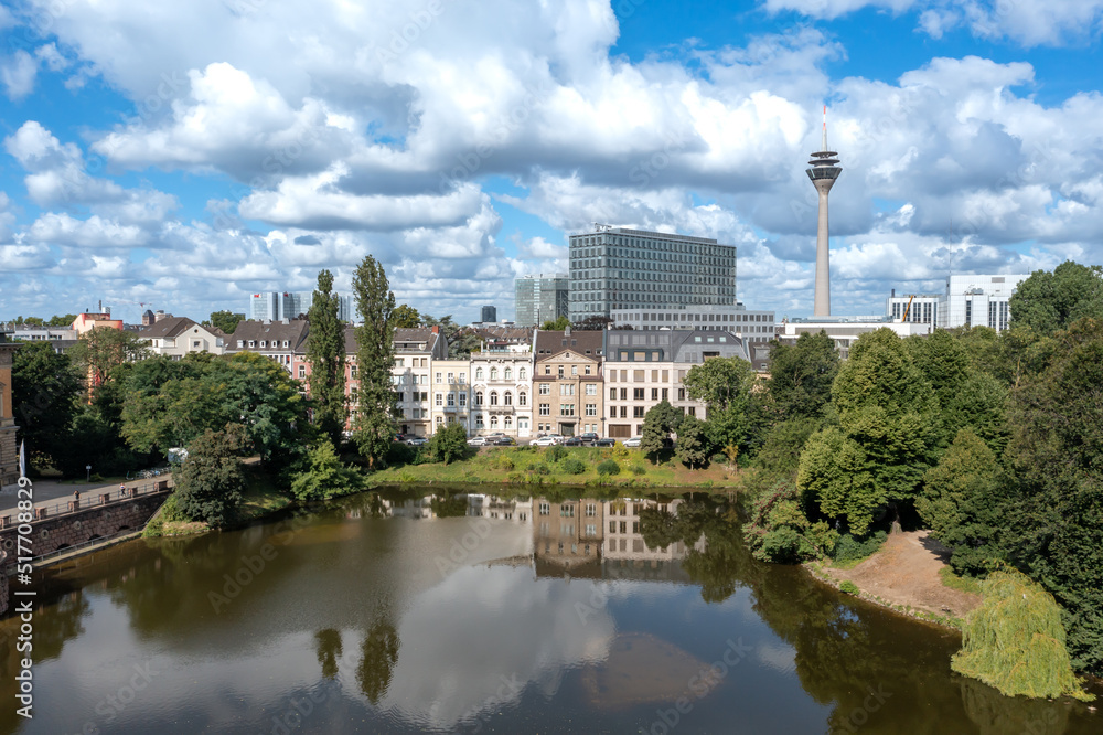 Schwanenspiegel in Düsseldorf, Deutschland Schwanenspiegel in Düsseldorf, Deutschland