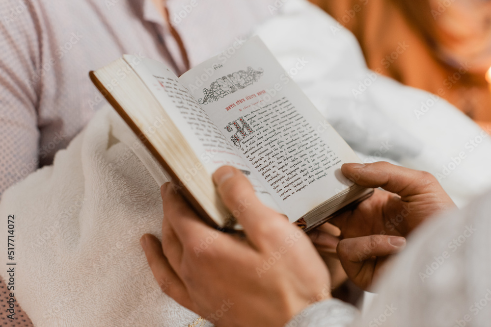 Naklejka premium reading a book