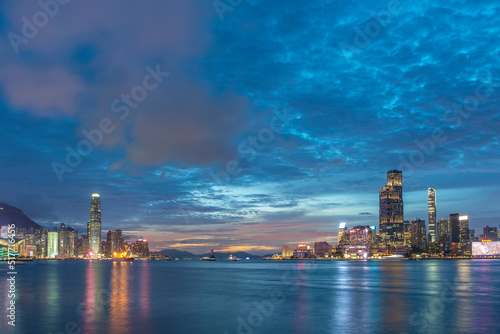 Canvas Print Panorama of Victoria Harbor in Hong Kong at dusk