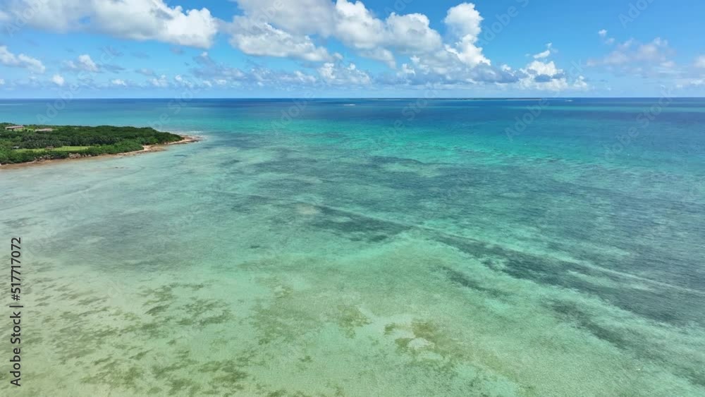 南国のビーチとエメラルドブルーの海 空撮 南国のビーチとエメラルドブルーの海 空撮