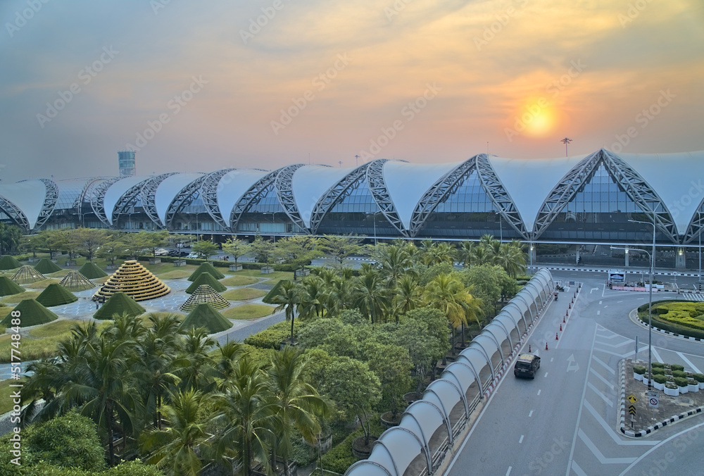 Fototapeta premium Exterior of the Suvarnabhumi Airport in Bangkok at sunset.