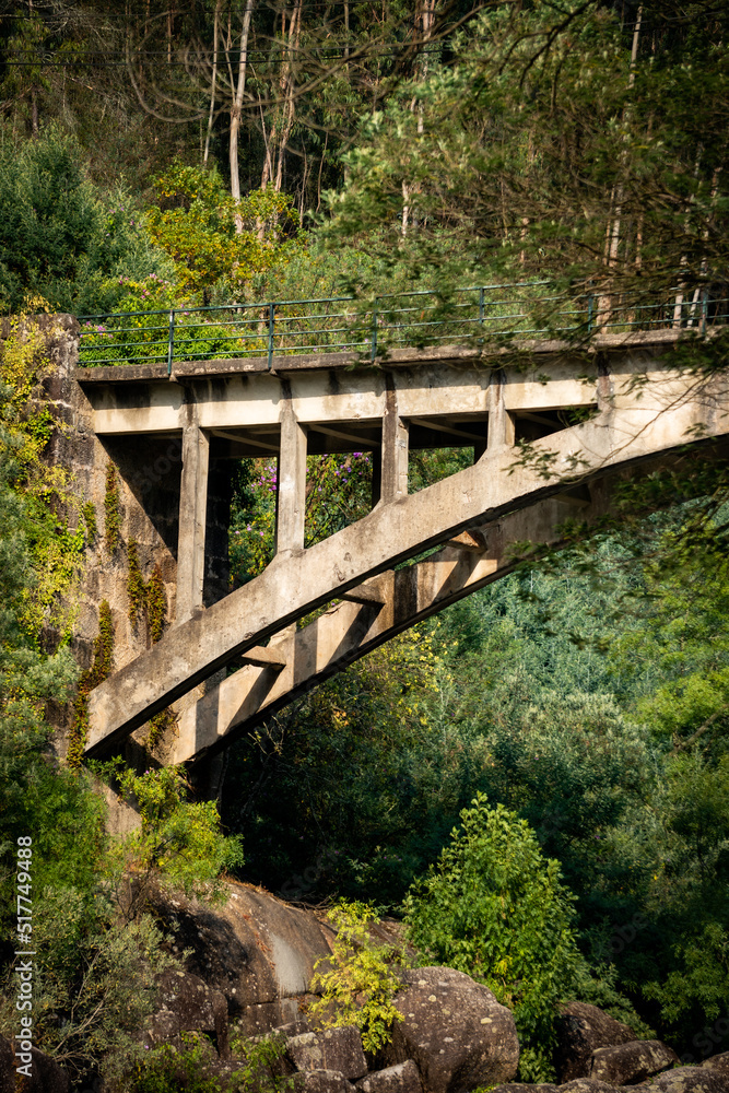 uma bela ponte entre duas montanhas no Geres uma bela ponte entre duas montanhas no Geres