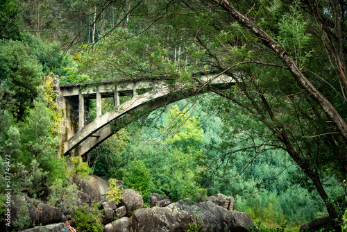 Uma bela ponte no meio de duas montanhas no Geres