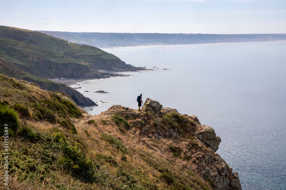 randonneur sur chemin de grande randonnée dans le cotentin