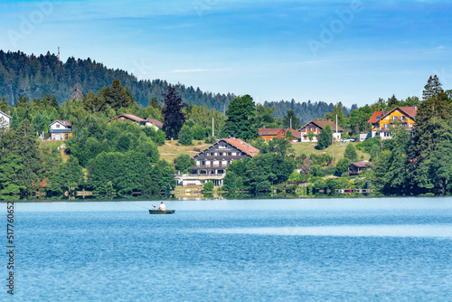 Foto Hotels de montagne et pécheur dans une barque sur les bords du lac de Gérardmer