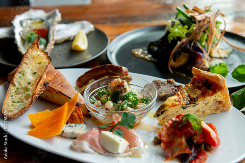 レストランのテーブルに並んだ料理　イタリアン	