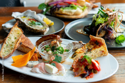 レストランのテーブルに並んだ料理　イタリアン	