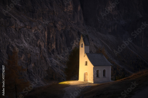Fényképezés Incredible view on small iIlluminated chapel - Kapelle Ciapela on Gardena Pass, Italian Dolomites mountains