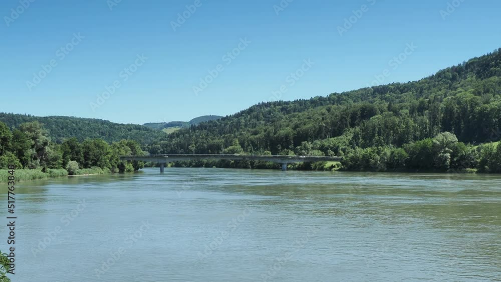 Blick auf Herrliche Rheinufer und die Hochrheinbrücke flussaufwärts von der Grenzstadt Laufenburg (Baden-Deutschland) und Zwillingsstadt (Aargau-Schweiz) Blick auf Herrliche Rheinufer und die Hochrheinbrücke flussaufwärts von der Grenzstadt Laufenburg (Baden-Deutschland) und Zwillingsstadt (Aargau-Schweiz)