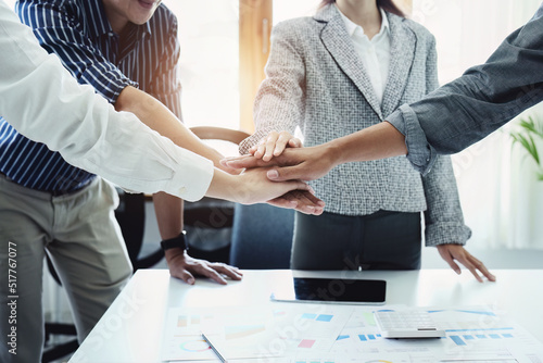 Foto Business merger, Asian business firms show fundraising synergies to strengthen marketing and investment