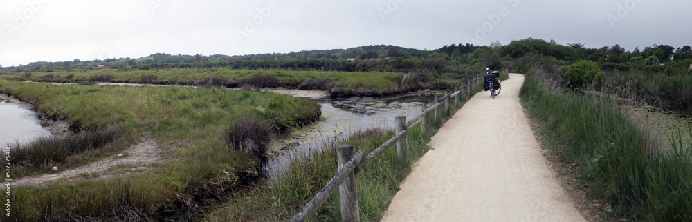 Fototapeta premium Voyage à vélo au printemps 2022, de début du mois d'avril à la fin du mois de mai sur les pistes cyclables et vélo-routes du sud de la France., boucle touristique de 3416 kms .