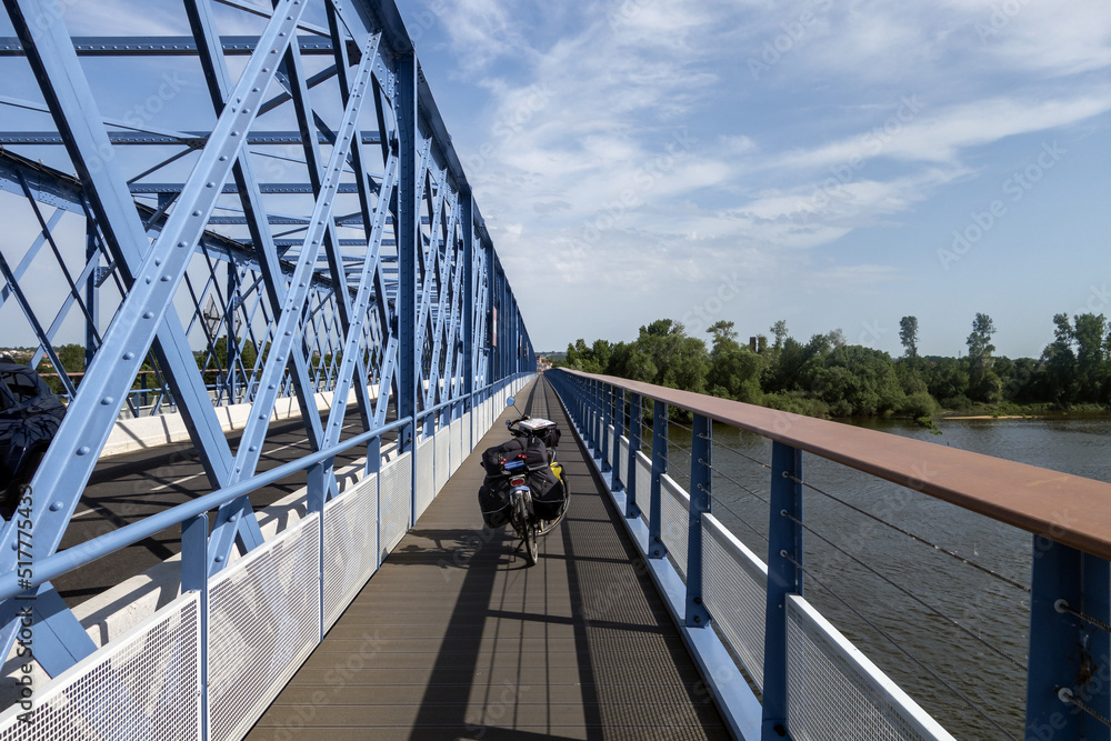 Obraz premium Voyage à vélo au printemps 2022, de début du mois d'avril à la fin du mois de mai sur les pistes cyclables et vélo-routes du sud de la France., boucle touristique de 3416 kms .