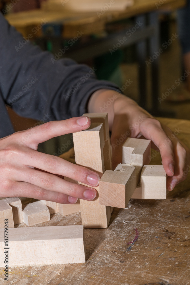 3D-Holzpuzzle mit Holzknoten zusammenbauen 3D-Holzpuzzle mit Holzknoten zusammenbauen