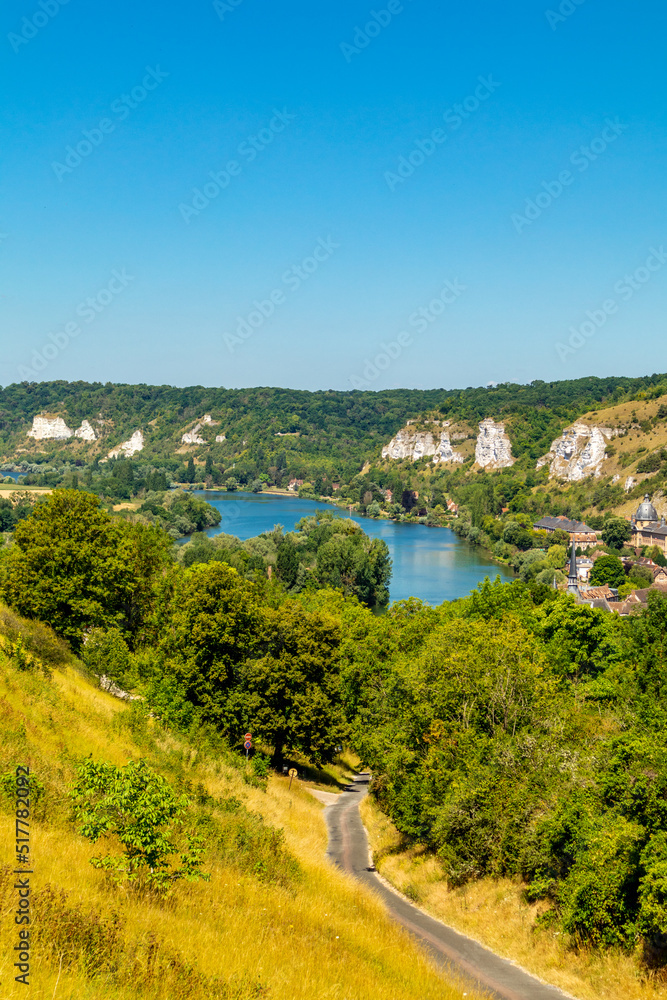 Fototapeta premium Unterwegs im wunderschönen Tal der Seine am Château Gaillard - Les Andelys - Normandie - Frankreich