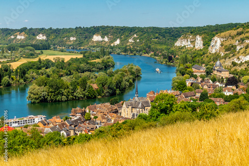 Unterwegs im wunderschönen Tal der Seine am Château Gaillard - Les Andelys - Normandie - Frankreich photo