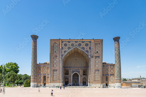 Obraz na płótnie SAMARKAND, UZBEKISTAN - JUNE 09, 2022: Registan Ulugh Beg Madrasah is a part of Registan ancient city. w salonie