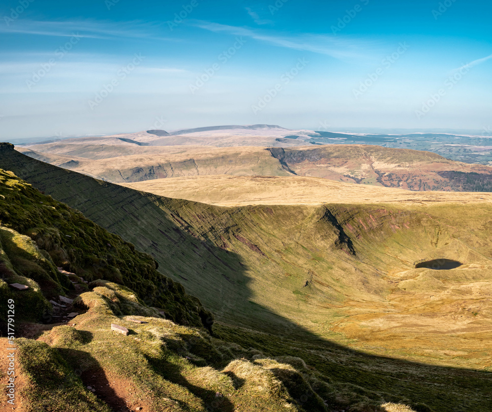 View of corn du from pen y fan during spring 2022, south wales brecon beacons - obrazy, fototapety, plakaty 