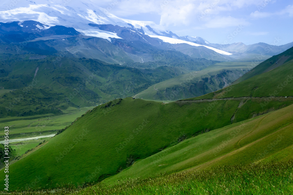 Obraz premium mountain landscape, green valley, rocky cliffs, cloudy sky, travel, hike, direction, greatness of nature, earth day, environmental care, wallpaper, place for text, splendor and beauty