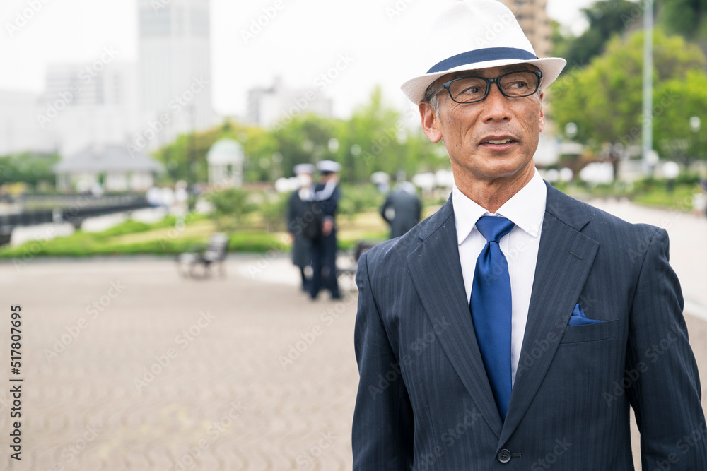 Fototapeta premium 海岸を歩く男性 シニア 中高年 日本人