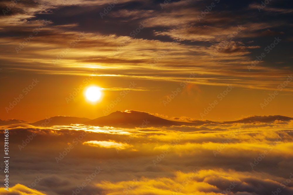 朝陽と雲のドラマチックな朝の空。