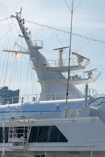 横浜港の大さん橋に停泊している豪華客船のメインマスト（アンテナとレーダー）

