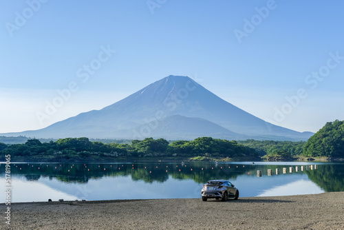 精進湖からの富士山とシルバーのSUV